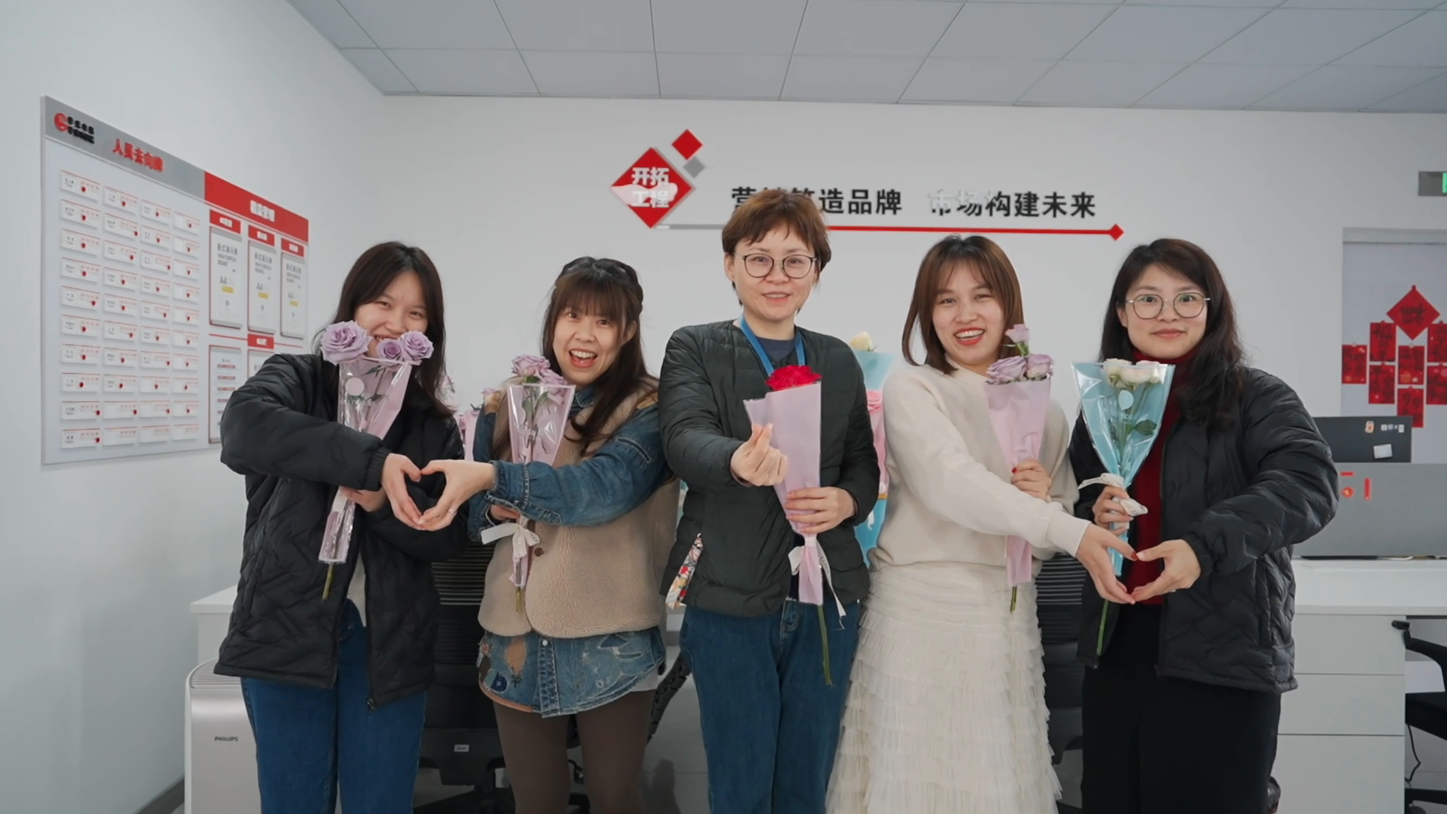 國際勞動婦女節活動“遇見最“蚌”的自己”-送花 國際勞動婦女節活動“遇見最“蚌”的自己”-送花